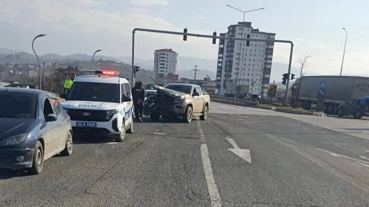 Fatsa’da kırmızı ışık ihlali kazaya neden oldu: 2 yaralı