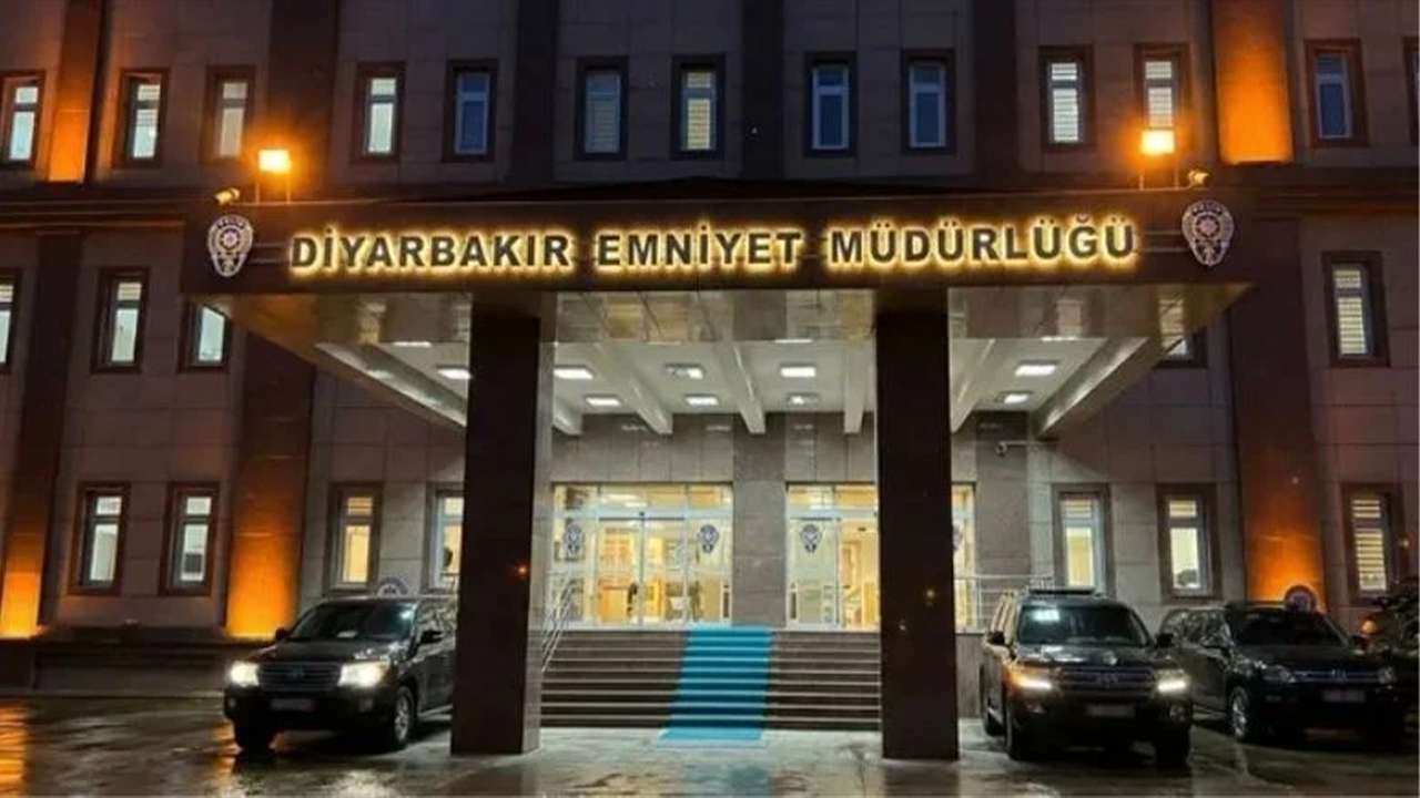 Diyarbakır’da emniyet binasına saldırı girişimi: Maskeli şüpheliler patlayıcı attı