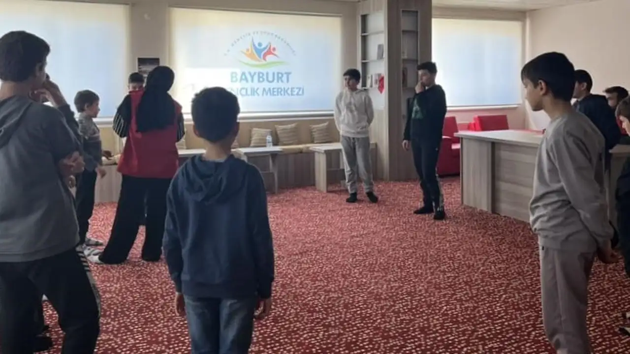 Bayburt’ta Gençlik Kış Kulübü’nde eğlence ve öğrenme bir arada