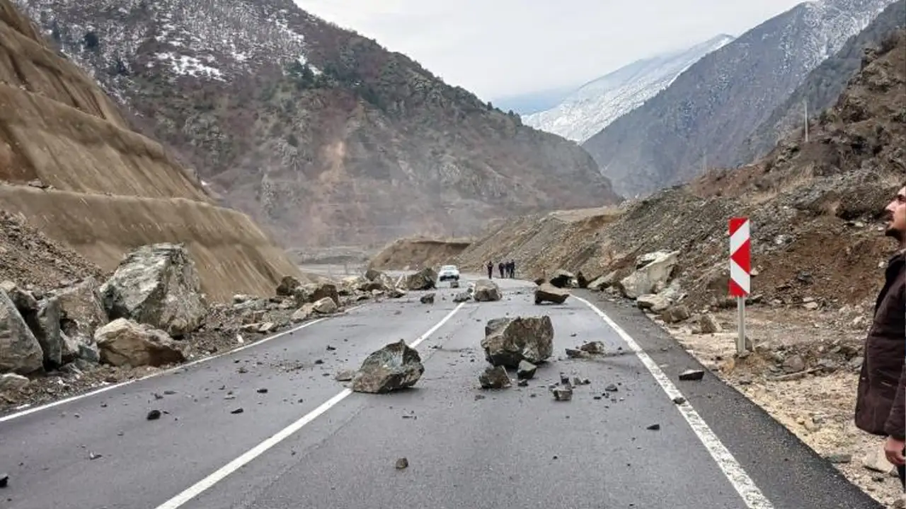 Artvin-Şavşat yolunda heyelan: Facia sürücünün dikkatiyle önledi