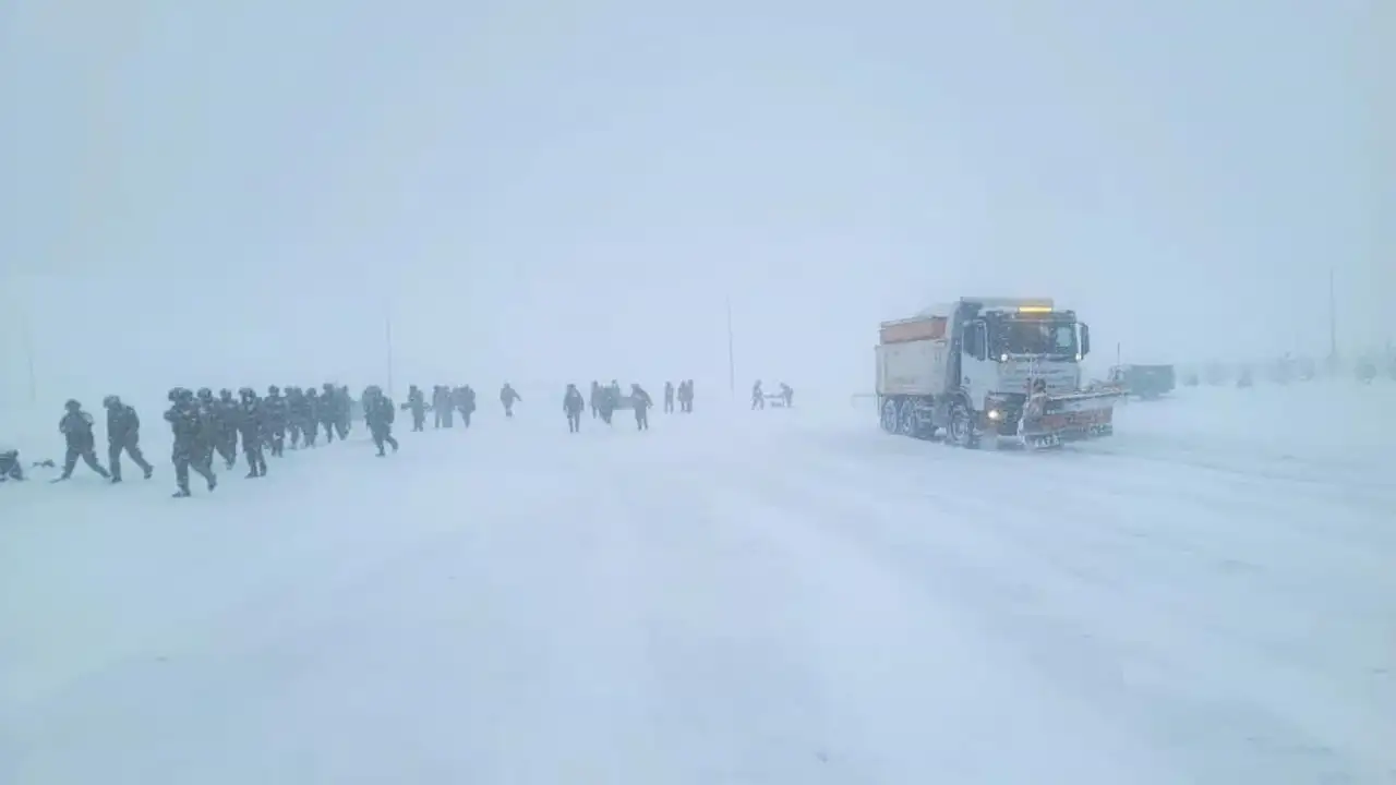 Bayburt’ta kara saplanan sürücülerin imdadına ekipler yetişti