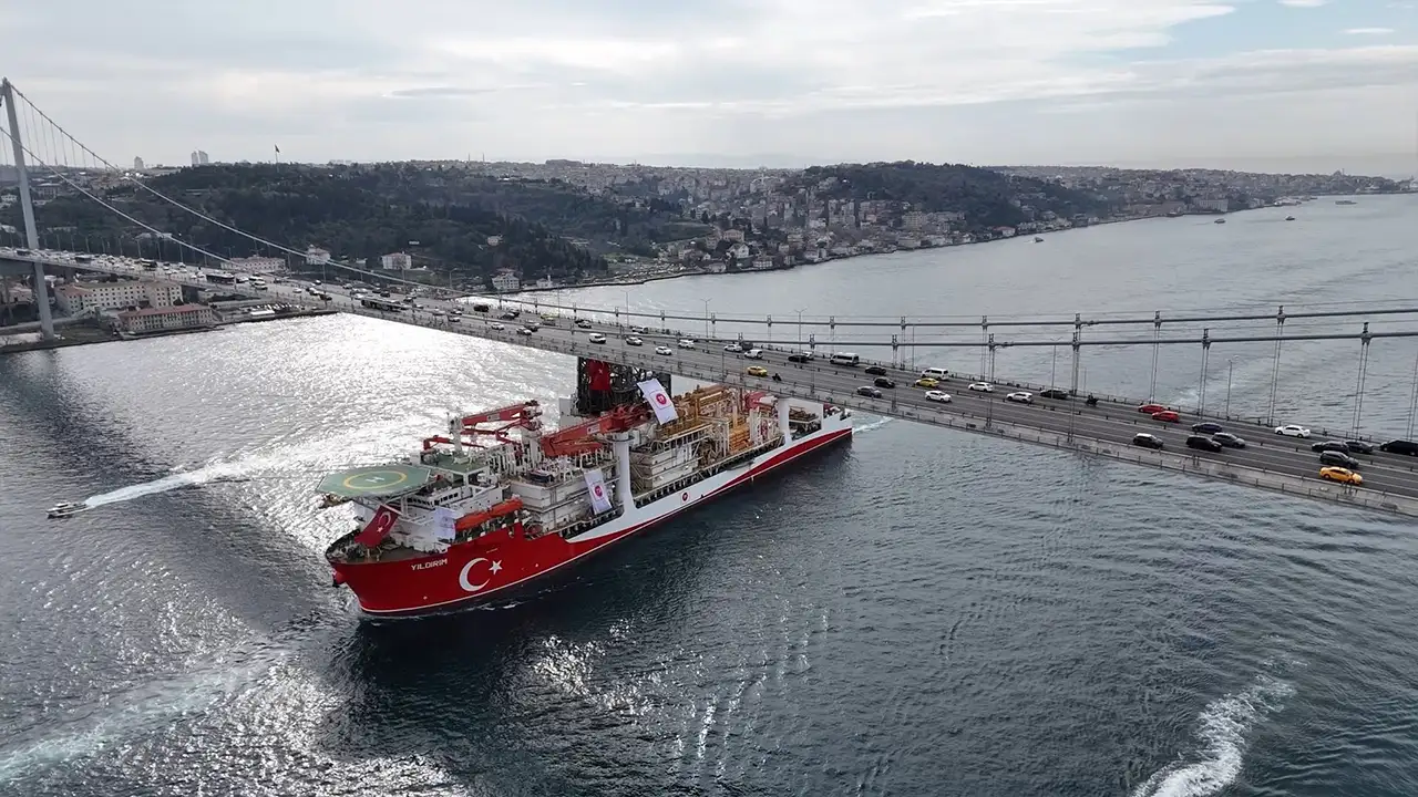 Türkiye’nin 6’ncı sondaj gemisi Yıldırım İstanbul Boğazı’ndan geçti