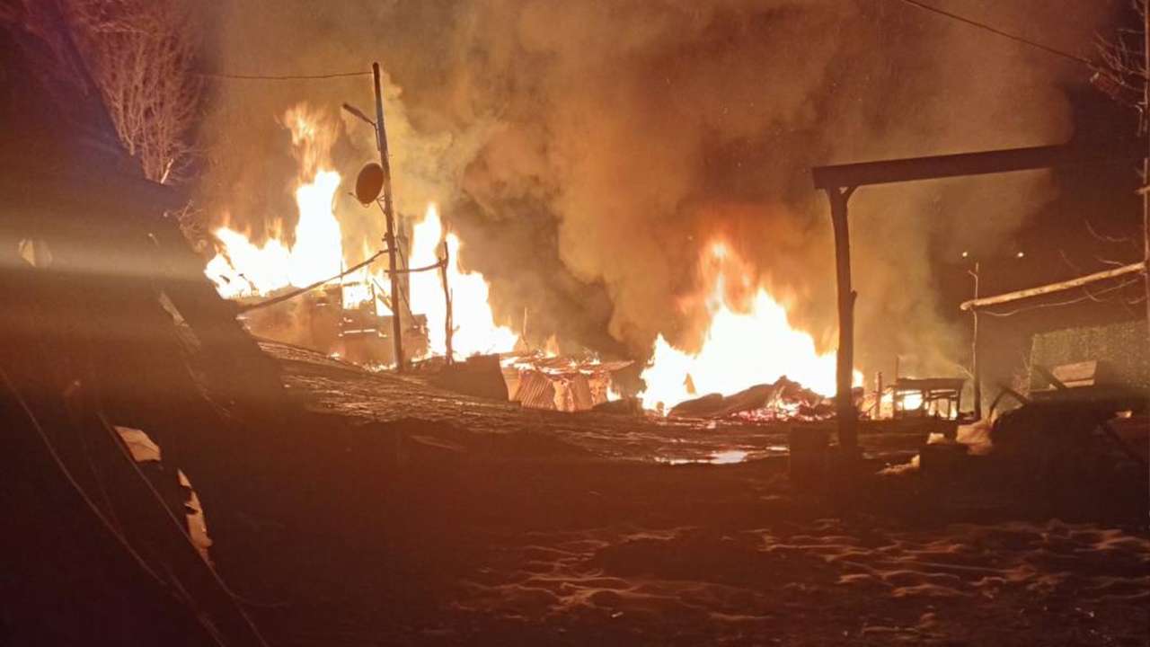 Bölgemizde kan donduran olay: Evini ateşe verip kendini ağaca astı