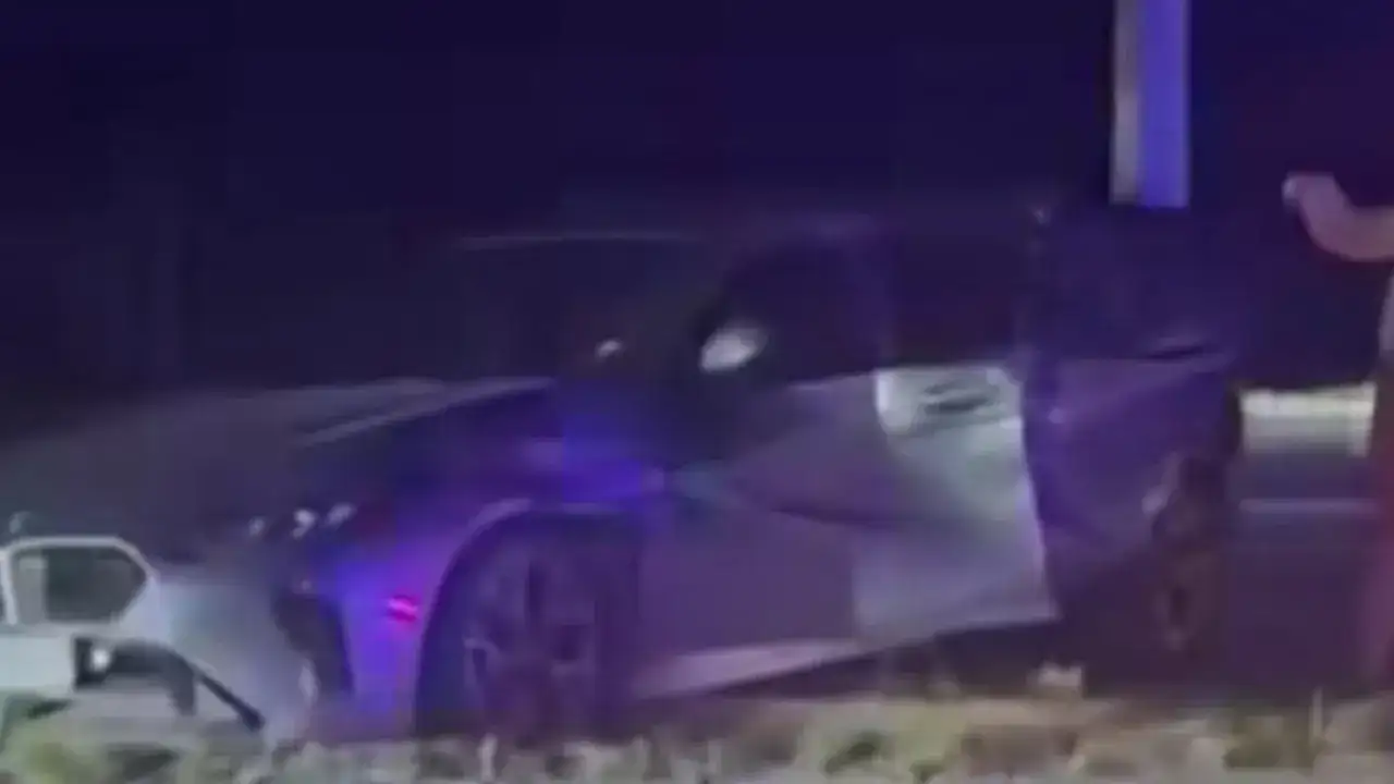 Arsin'de akşam saatlerinde kaza: Otomobil refüje savruldu