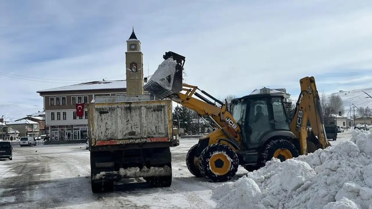 Bayburt Gökçedere’de ana arterler kardan arındırılıyor
