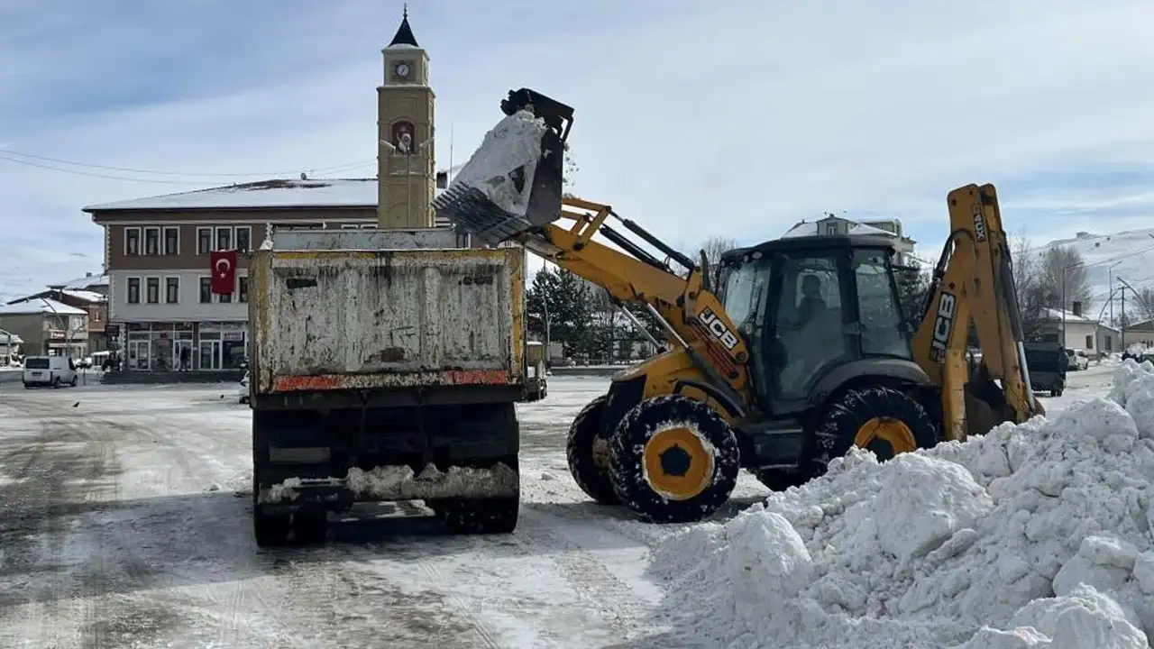 Bayburt Gökçedere’de kar temizliği durmuyor