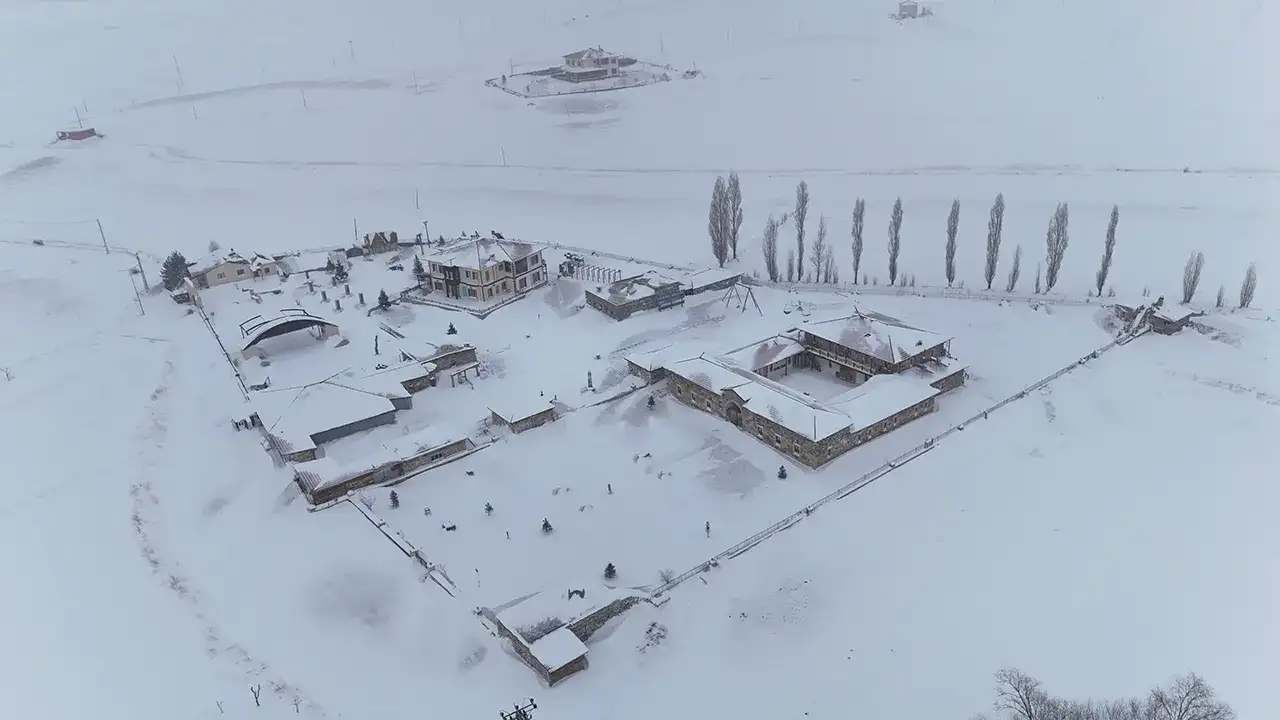 Kar, Kenan Yavuz Müzesi’ni beyaza bürüdü