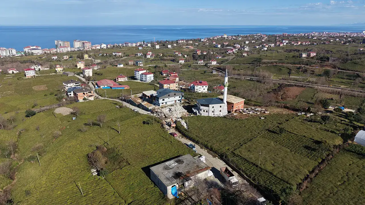 Rize'de 50 yıllık camii tarih oldu: Yıkım anı kaydedildi