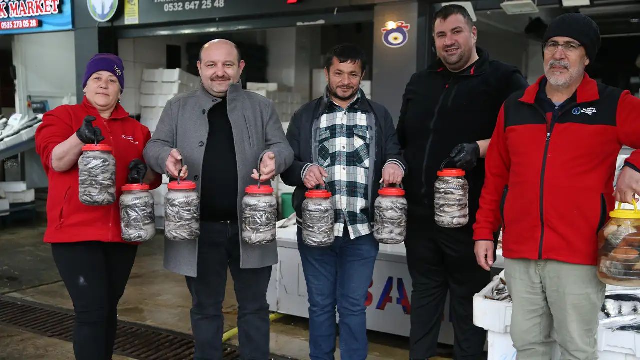 Karadeniz’de hamsi salamurası sezonu başladı: Bidonla satılıyor