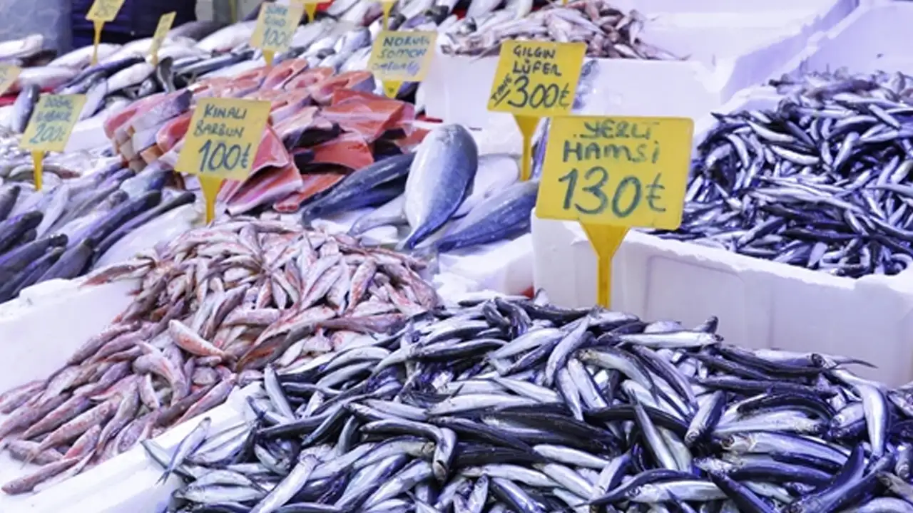 Fırtına dindi, Samsun’da tezgahlar hamsiyle şenlendi