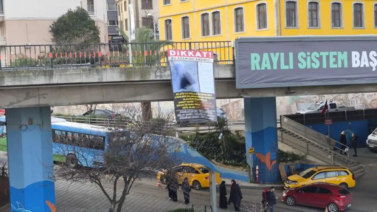 Trabzon’da viyadüğe asılan “dolandırıcılık” afişi gündem oldu