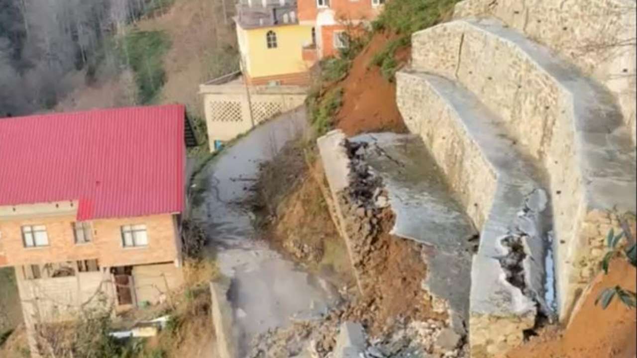 Bölgemizde istinat duvarı çöktü: 2 ev boşaltıldı