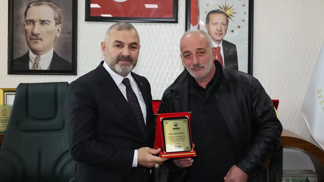 Arsin Belediyesi’nde emekli personele vefa plaketi