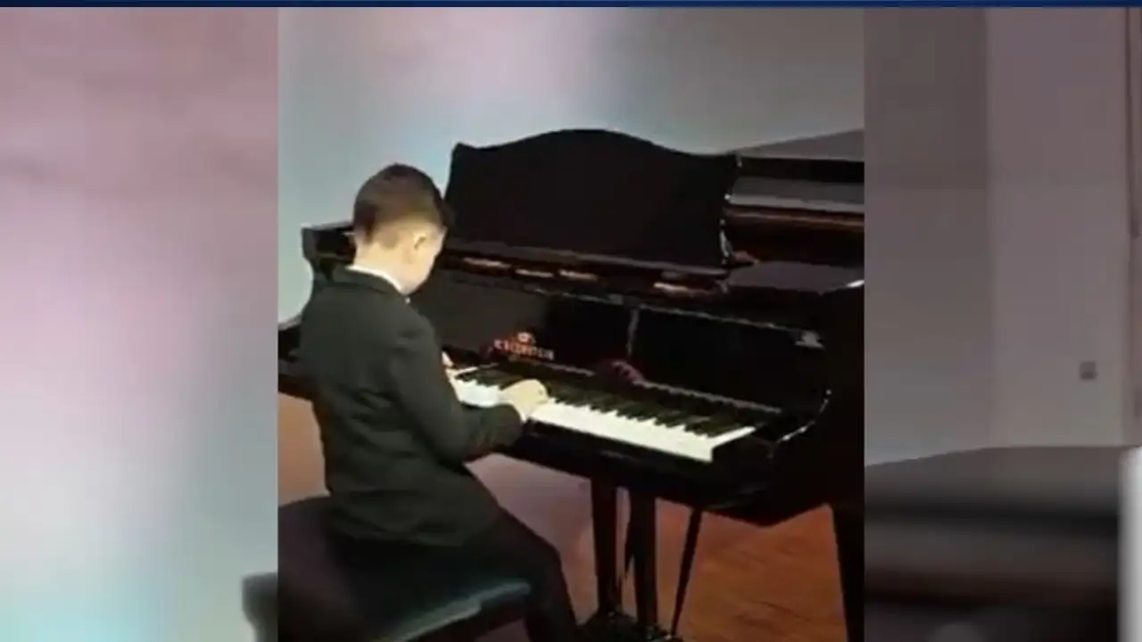 Minik piyanist Ali Mert Aslan’dan Viyana’da Trabzonspor marşı sürprizi