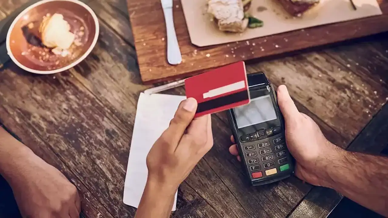 Resmi Gazete’de yayımlandı: Restoranlarda servis ve masa ücreti yasaklandı