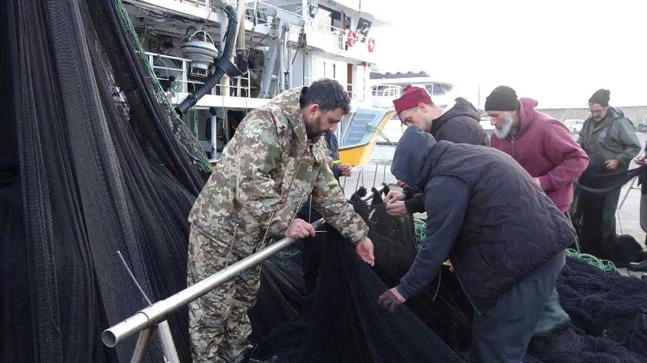 Karadeniz’de hamsi umudu tükendi: Tekneler sezonu kapatıyor