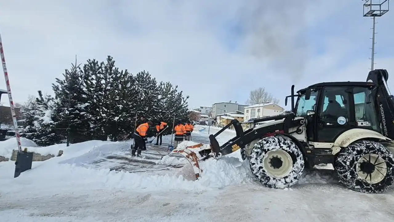 Aydıntepe’de kar ve buzlanmaya karşı çalışmalar sürüyor