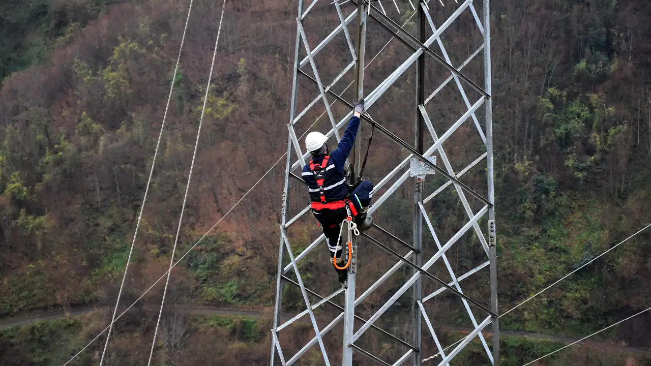Akçaabat’ta fırtına elektrik hatlarını vurdu: Ekipler sahada