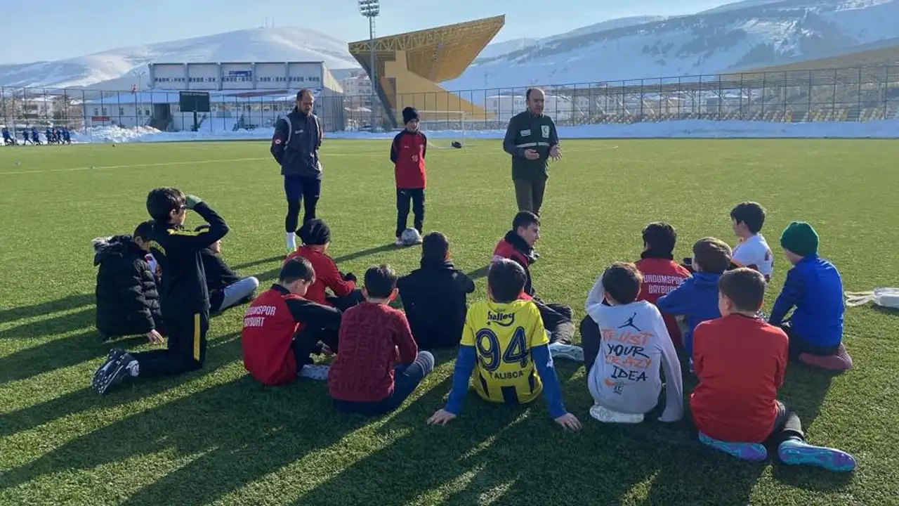 Bayburt’ta minik sporculara bilinçli teknoloji kullanımı eğitimi