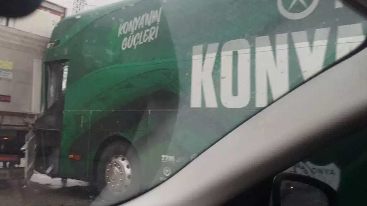 Konyaspor takım otobüsü kaza yaptı
