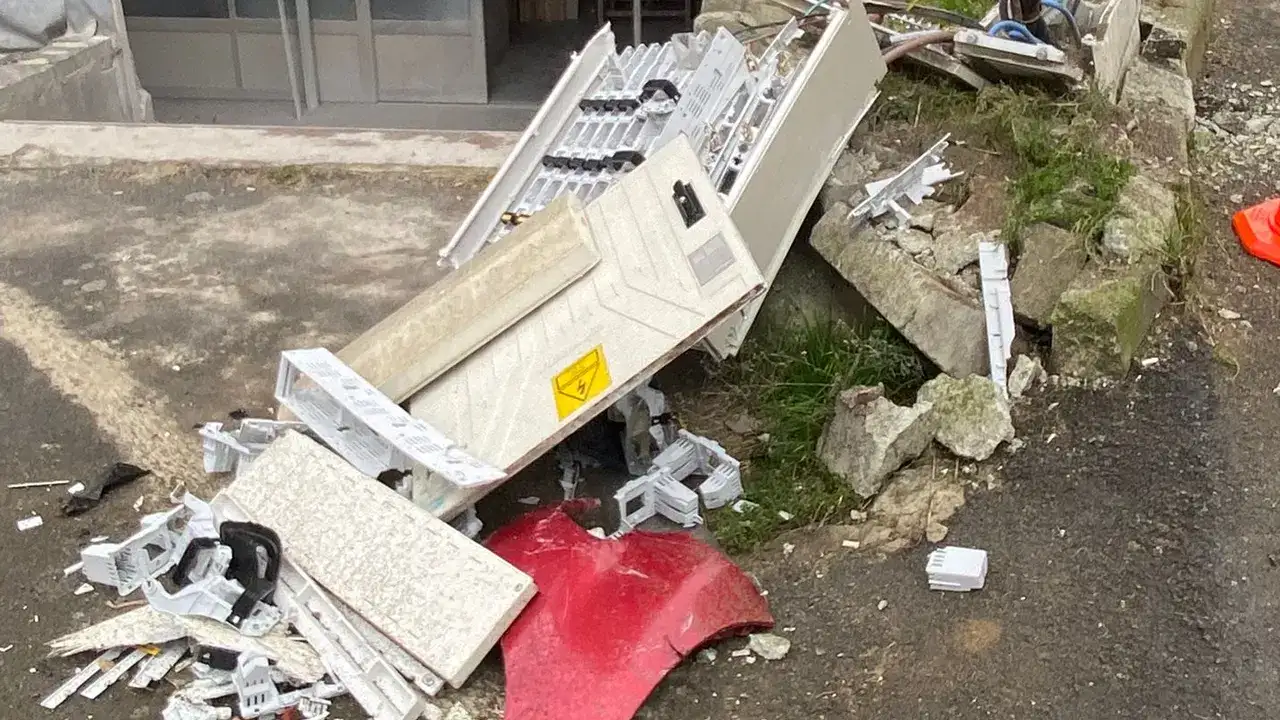 Akçaabat'ta korkutan kaza: Otomobil trafoya girdi