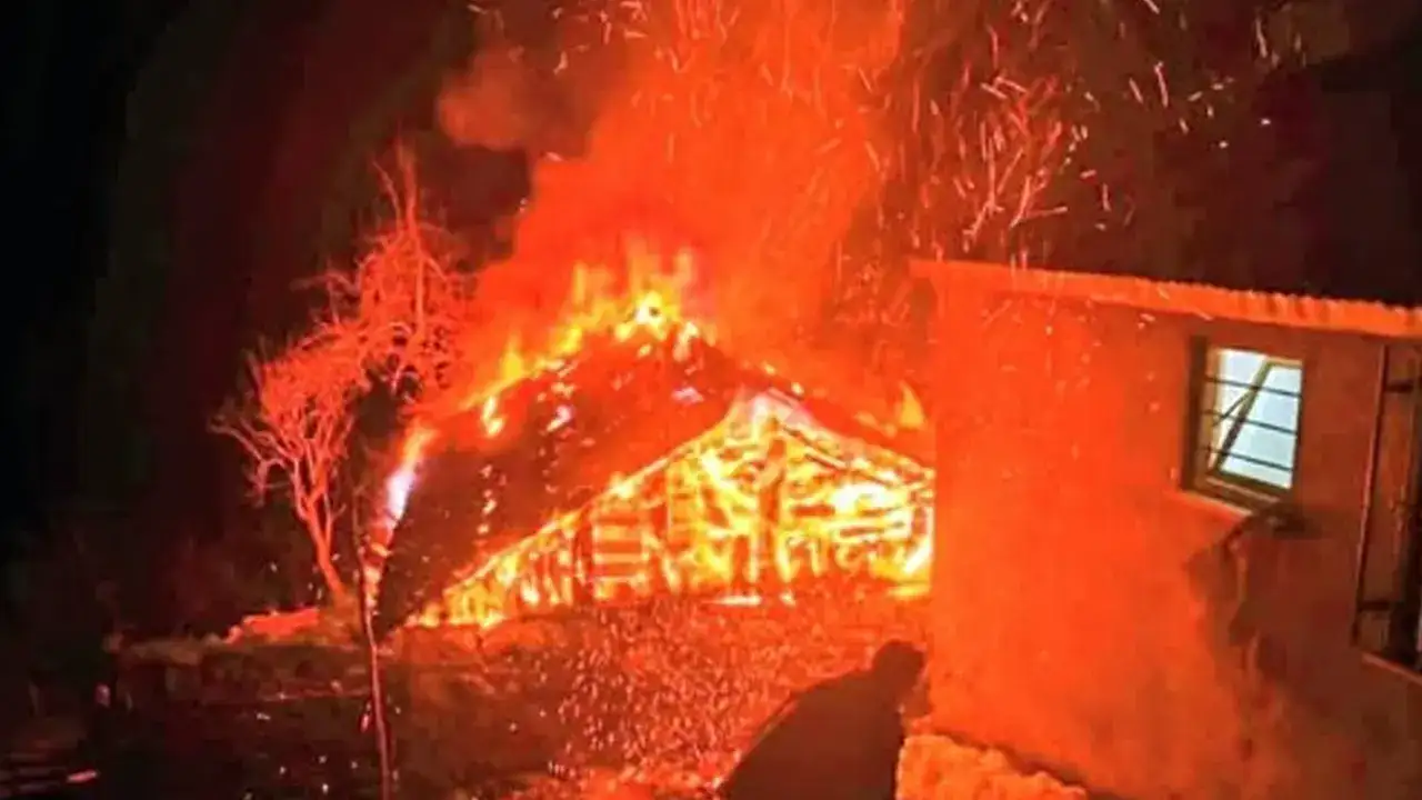 Şalpazarı’nda yangın alarmı: Evler son anda kurtarıldı
