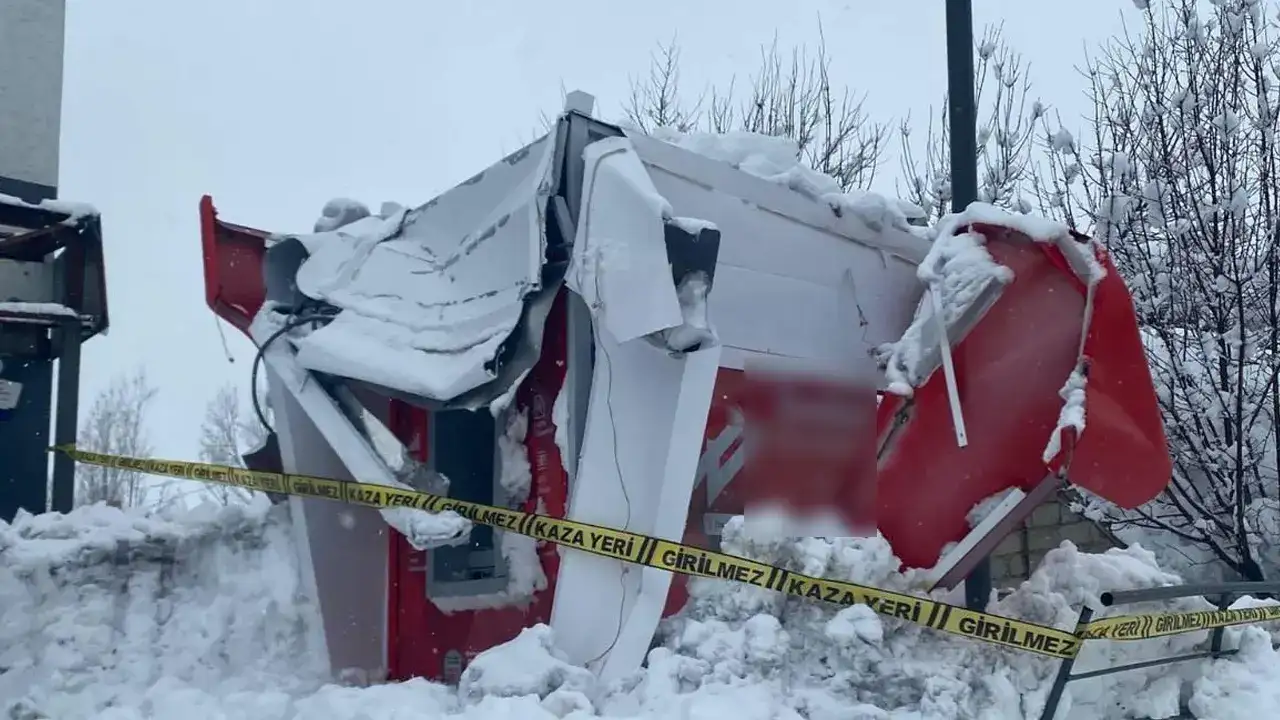 Kar kütlesi ATM'nin üstüne düştü: Faciadan dönüldü