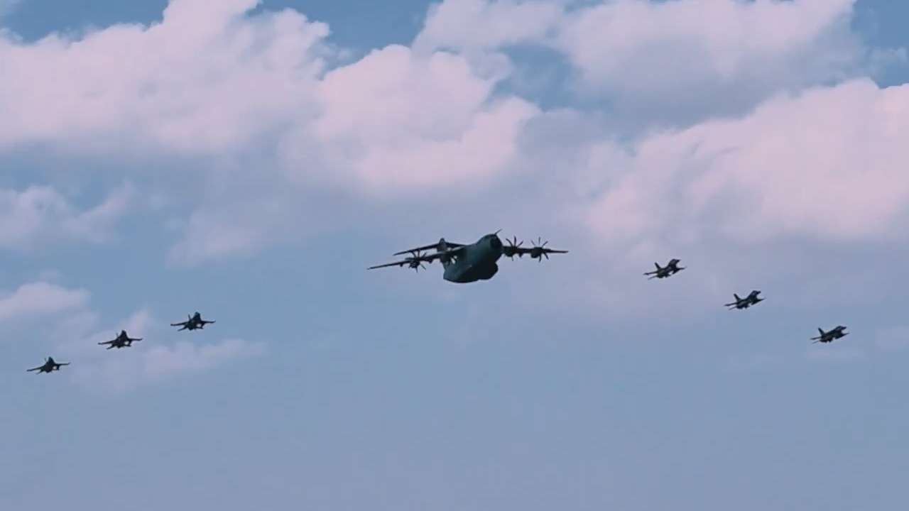 Mehmetçik’ten gökyüzünde gövde gösterisi: 9 bin feette nefesler tutuldu