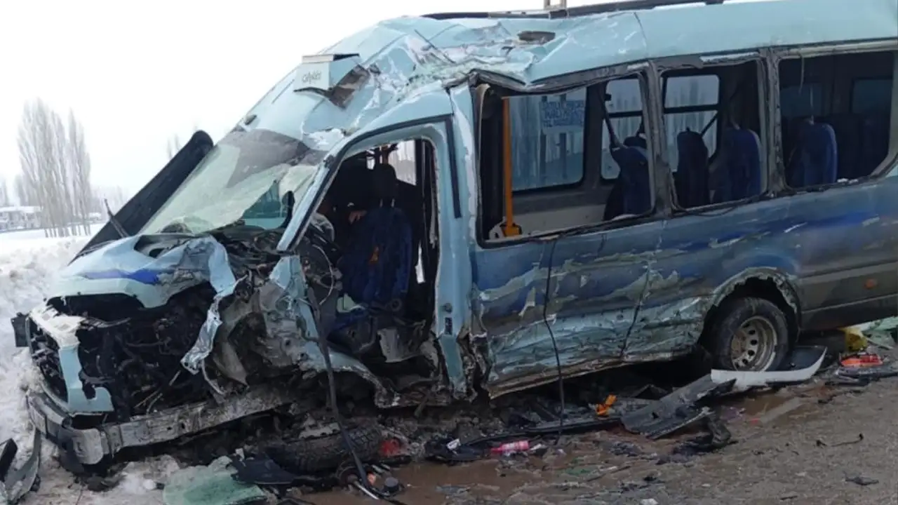 Hakkari’de yolcu otobüsü ile minibüs kafa kafaya çarpıştı: Çok sayıda yaralı