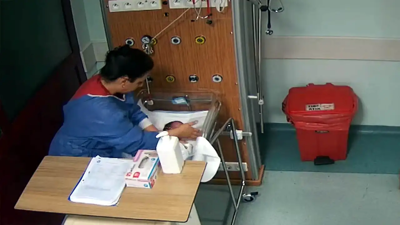 Kahramanmaraş’ta, tutuklu hemşirenin başka bir bebeği daha darbettiği görüntüler ortaya çıktı