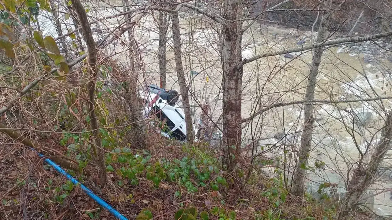 Rize'de feci kaza: Dereye metreler kala can verdi