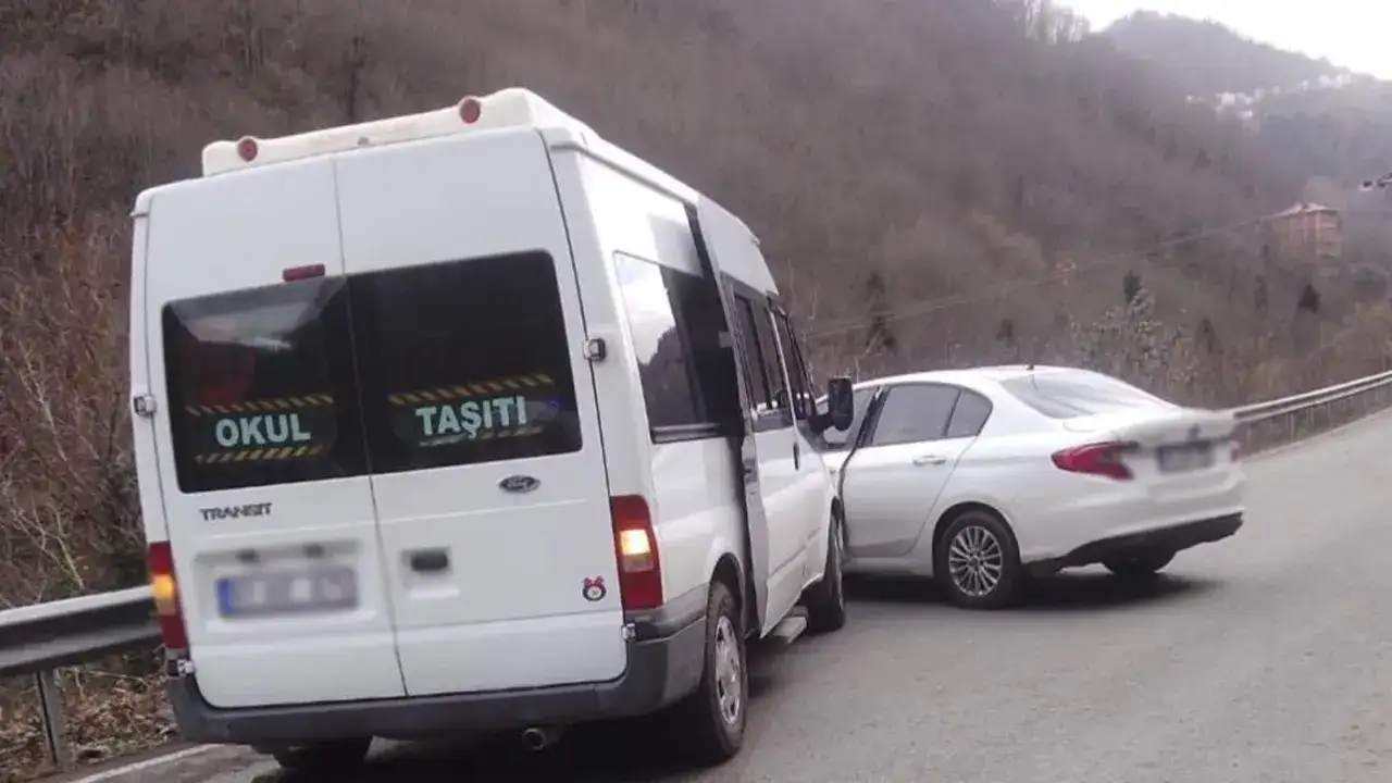 Trabzon’da öğrenci servisi kazası kamerada