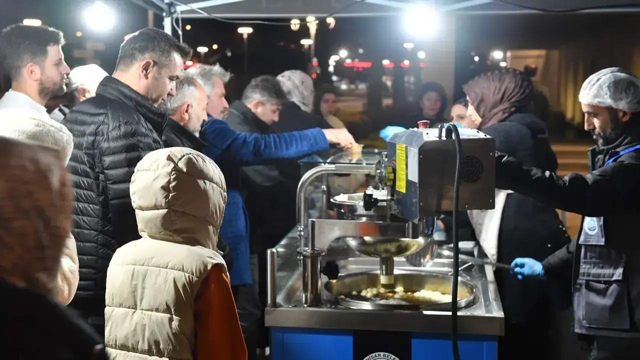 Ortahisar Belediyesi Berat Kandili’nde ikram geleneğini sürdürdü