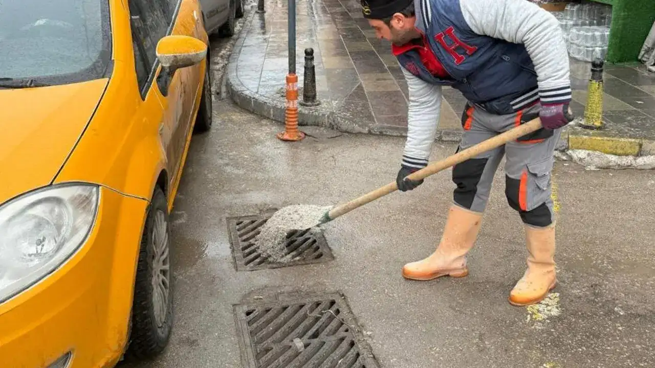 Bayburt’ta mazgallarda donmaya karşı tuzlama çalışması