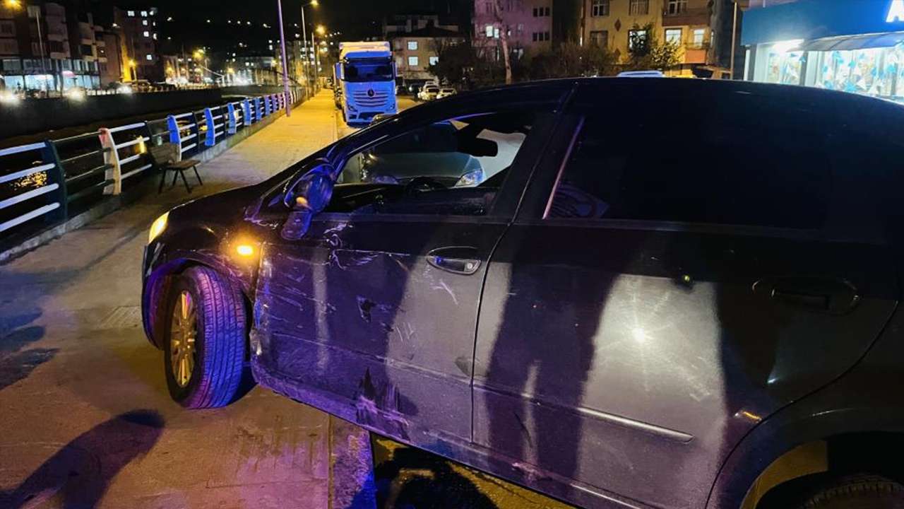 İki otomobil kavşakta birbirine girdi: Kazada 2 kişi yaralandı