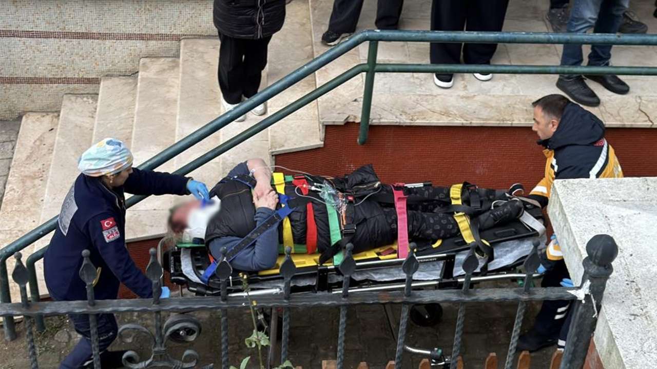 Trabzon’da kamyonet site bahçesine uçtu: Karı koca araçta sıkıştı