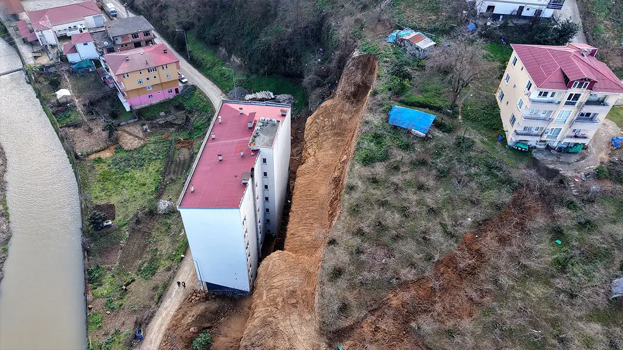 Vakfıkebir’de heyelan sonrası apartmana dönüş başladı: Tedirginlik sürüyor