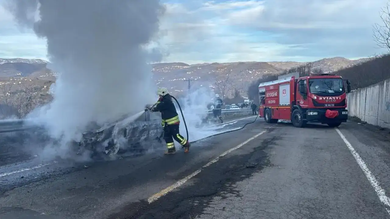 Fatsa’da seyir halindeki otomobil alev alev yandı