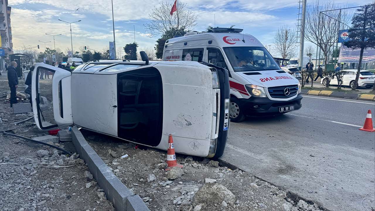 Trabzon Faroz’da korkutan kaza: Kontrolden çıkan otomobil böyle devrildi