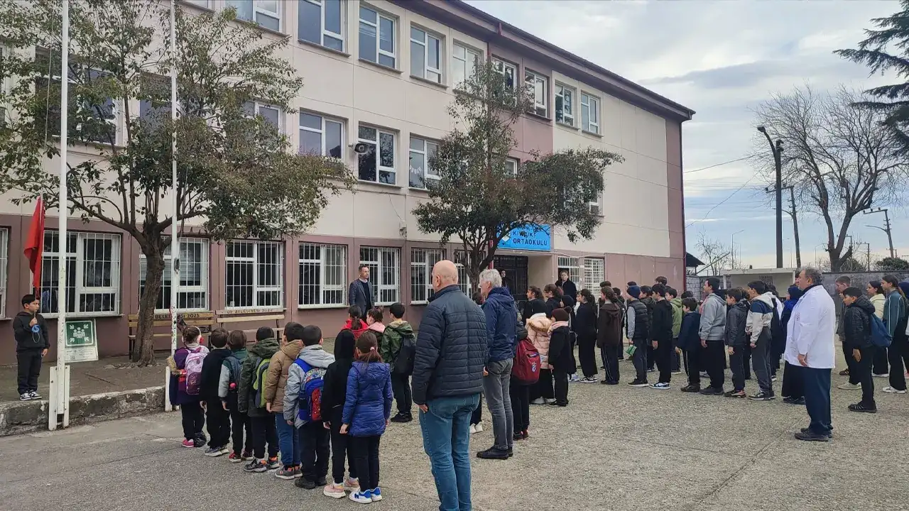 Trabzon’da depremde hayatını kaybedenlere saygı duruşu