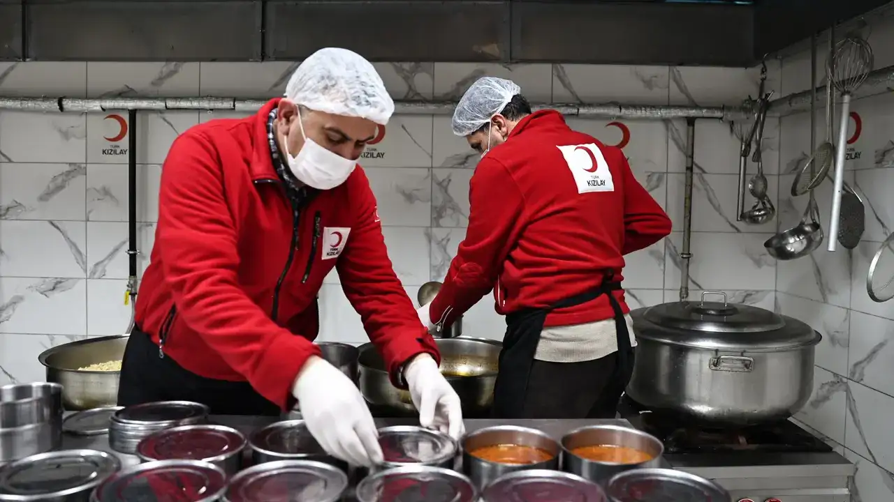 Depremzede aşçı Bayburt’ta Kızılay Aşevine gönüllü oldu