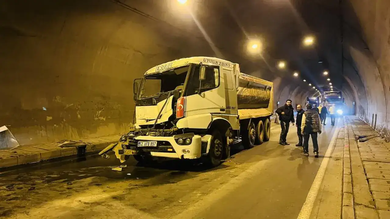 Ünye’de tünel içinde kamyon kazası: Trafik kilitlendi