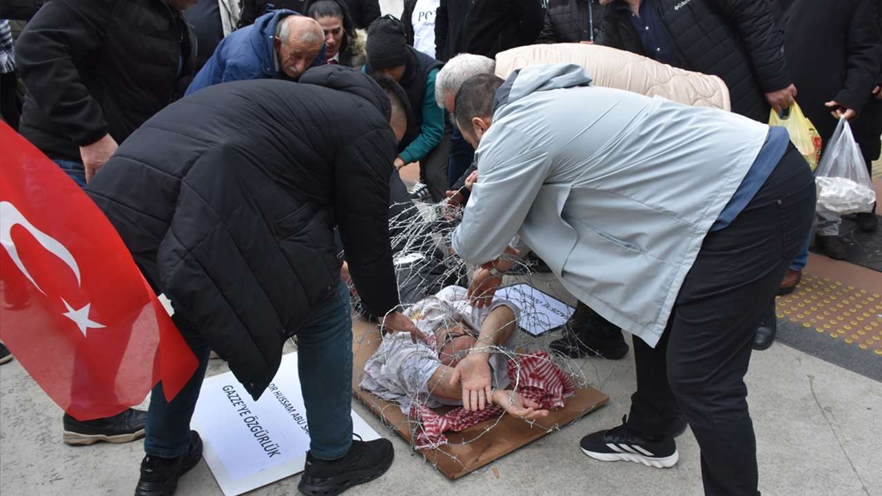 Trabzon’da Gazze için çarpıcı eylem: Dikenli tellerin arasına girdi