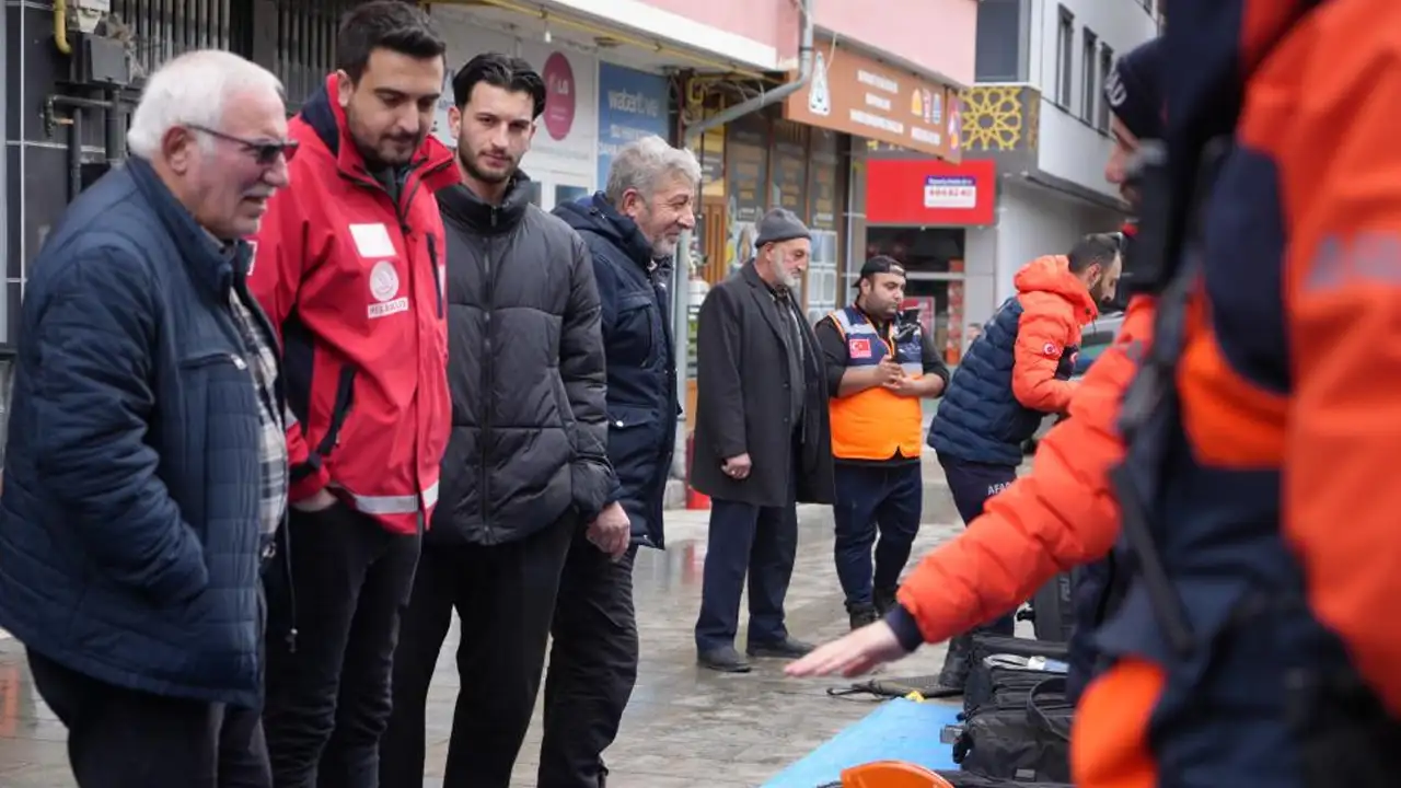Bayburt’ta dikkat çeken AFAD etkinliği: Vatandaşlar birebir inceledi