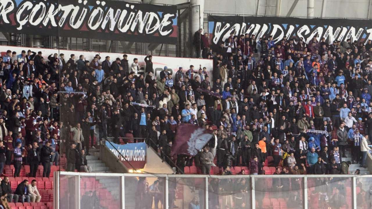 Trabzonspor taraftarı Samsunspor deplasmanında tribünü doldurdu