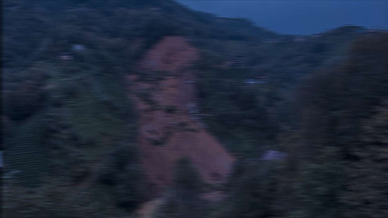 Yamaçtan kopan dev kayalar köy yolunu kapattı: Ekipler teyakküze geçti