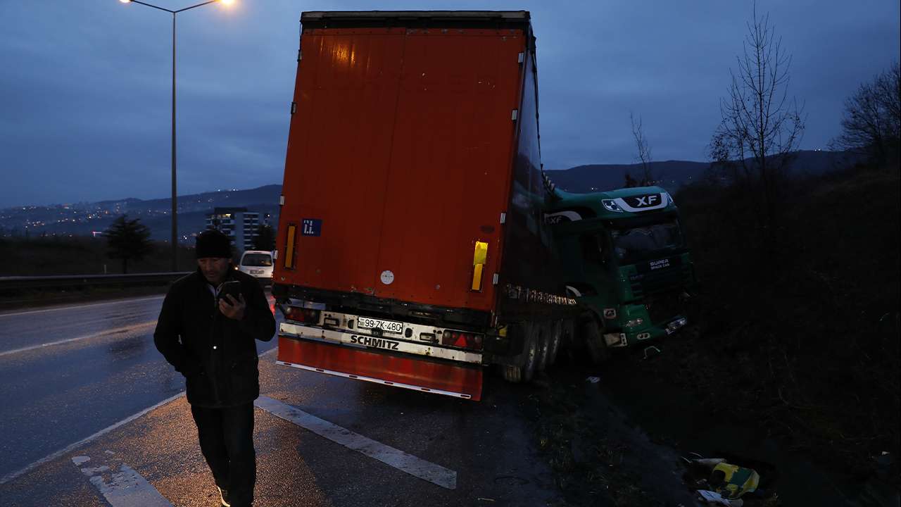 Samsun’da yağış kazayı beraberinde getirdi: Plakalı tır yoldan çıktı