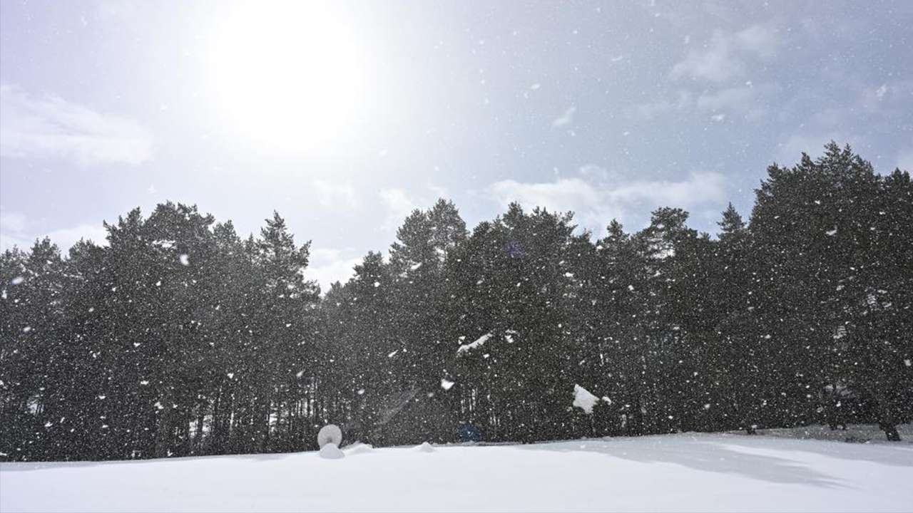 Gümüşhane'de doğa tutkunları kar üzerinde dört mevsimi aynı anda yaşadı