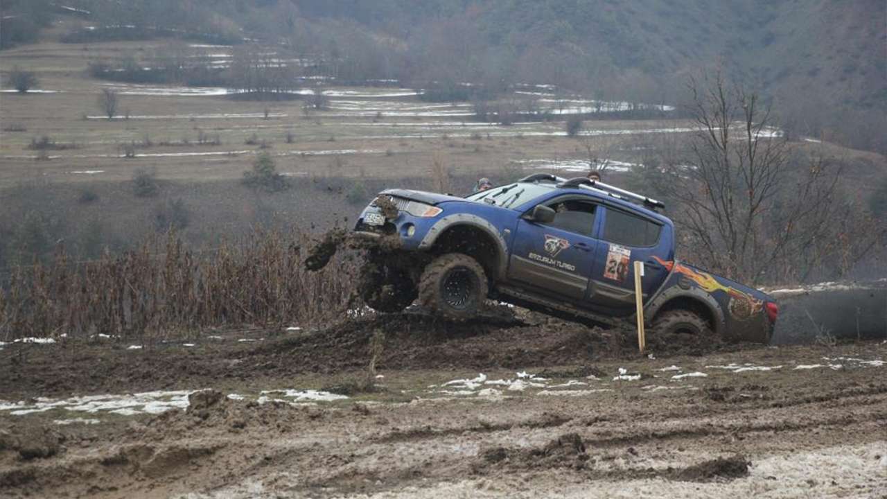 Şavşat’ta adrenalin zirve yaptı: 65 araç zorlu parkurda nefes kesti