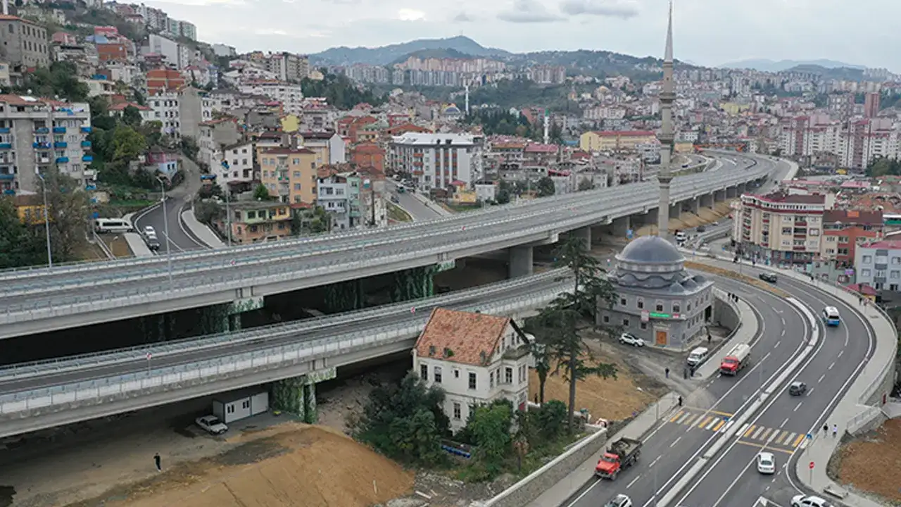 Trabzon'da yol çalışmaları devam ediyor: Ulaşım kontrollü